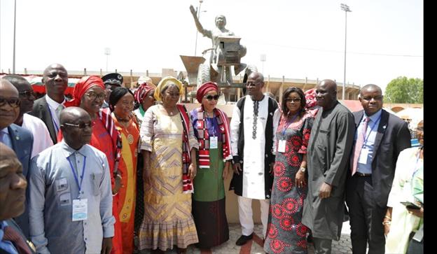 AU Unveils a statue “Retiring the Hoe to the Museum”