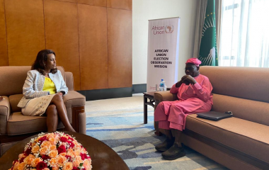 The Head of the AU election observation mission, H.E. Chief Olusengu Obasanjo, meeting with the President of the Supreme Court of the Federal Democratic Republic of Ethiopia, Chief Justice Meaza Ashenafi.