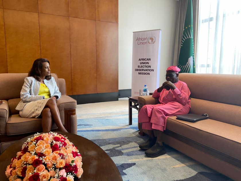 The Head of the AU election observation mission, H.E. Chief Olusengu Obasanjo, meeting with the President of the Supreme Court of the Federal Democratic Republic of Ethiopia, Chief Justice Meaza Ashenafi.