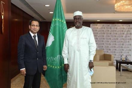  AUC Chairperson H.E Moussa Faki Mahamat (R), Ambassador Republic of Bangladesh to the AU, H.E. Md. Nazrul Islam (L)