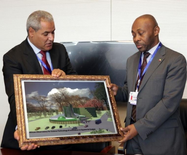 REMISE OFFICIELLE DES DOCUMENTS ARCHITECTURAUX NECESSAIRES A LA CONSTRUCTION DU FUTUR SIEGE SOCIAL DE L’OBERVATOIRE AFRICAIN DES SCIENCES, TECHNOLOGIES ET INNOVATION A MALABO